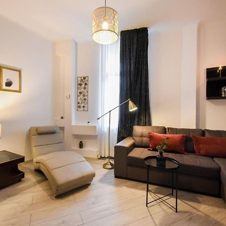 Discover Comfort: Charming & Spacious Apartment In The Old Town Bukarest Kültér fotó