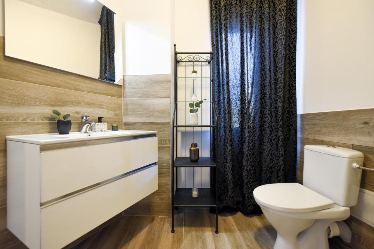 Discover Comfort: Charming & Spacious Apartment In The Old Town Bukarest Kültér fotó