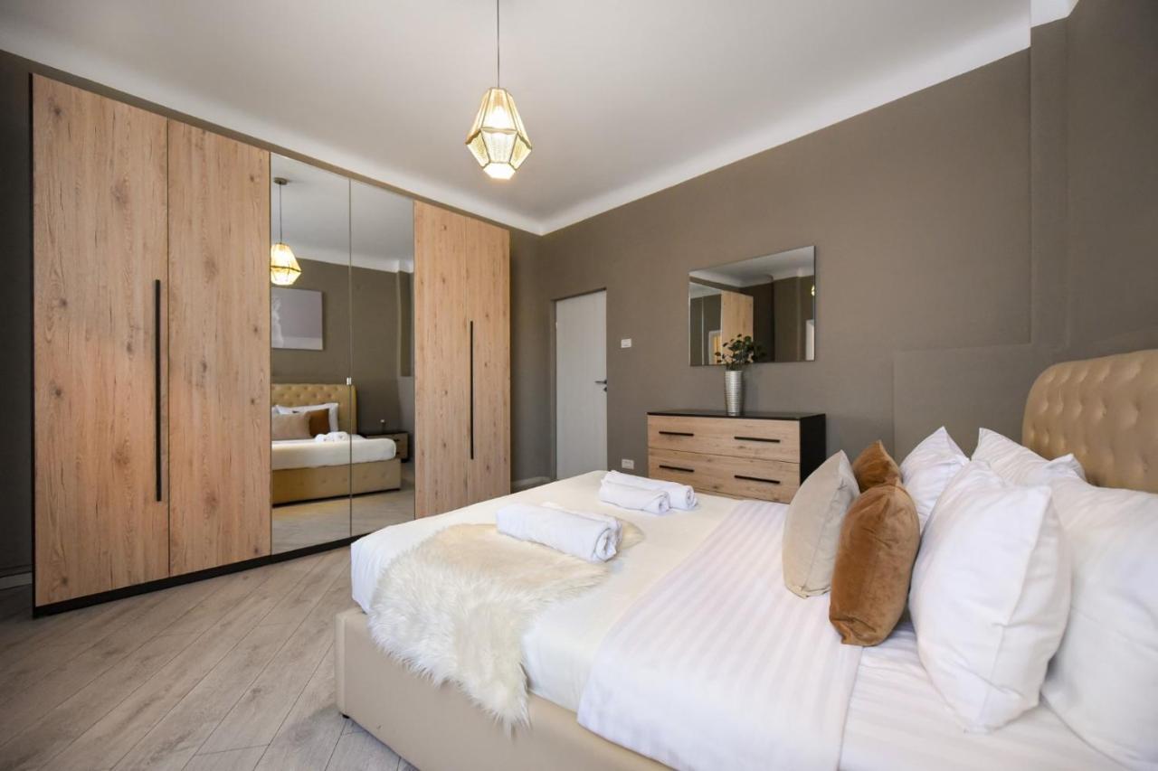 Discover Comfort: Charming & Spacious Apartment In The Old Town Bukarest Kültér fotó