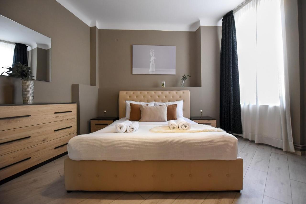 Discover Comfort: Charming & Spacious Apartment In The Old Town Bukarest Kültér fotó
