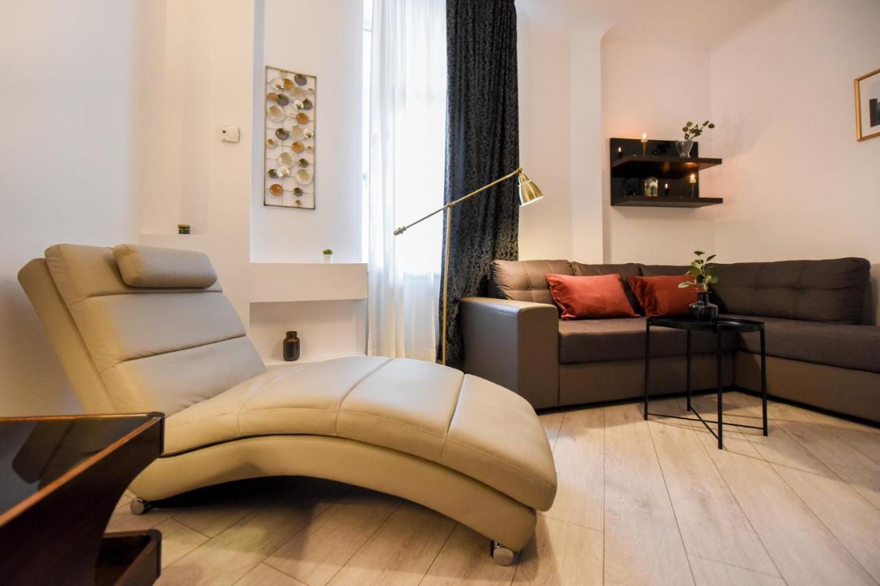 Discover Comfort: Charming & Spacious Apartment In The Old Town Bukarest Kültér fotó