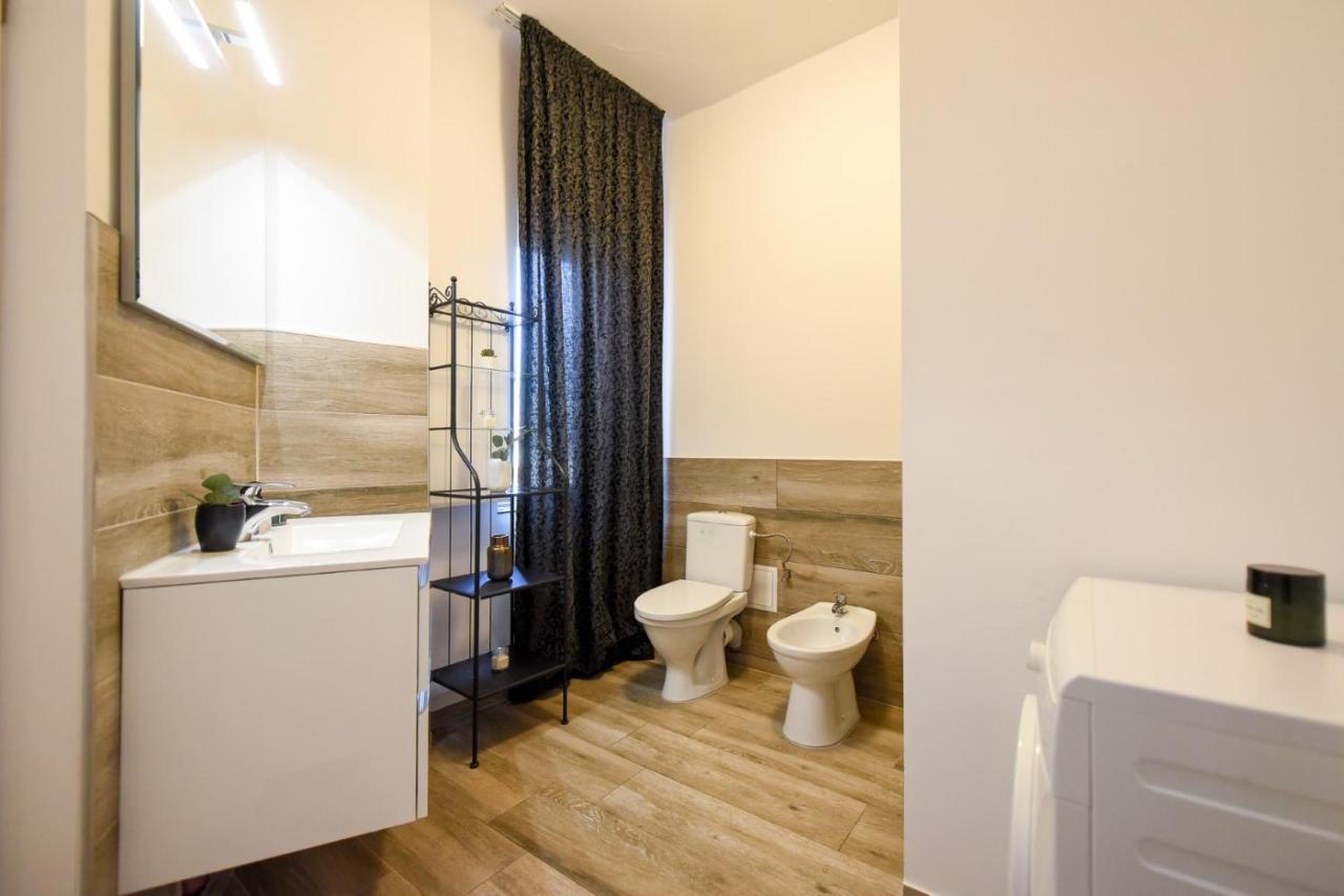 Discover Comfort: Charming & Spacious Apartment In The Old Town Bukarest Kültér fotó