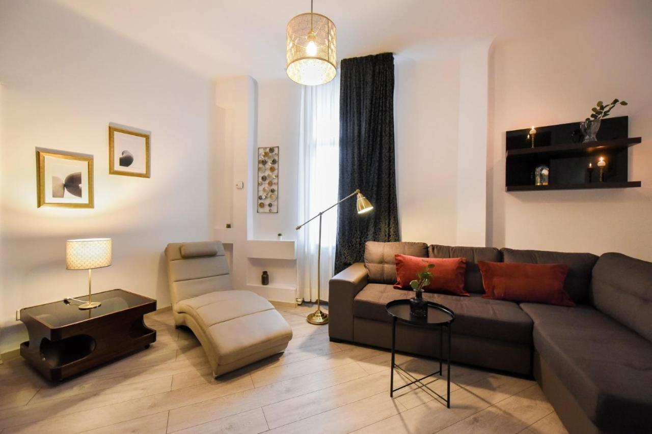 Discover Comfort: Charming & Spacious Apartment In The Old Town Bukarest Kültér fotó