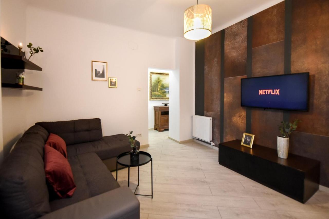 Discover Comfort: Charming & Spacious Apartment In The Old Town Bukarest Kültér fotó