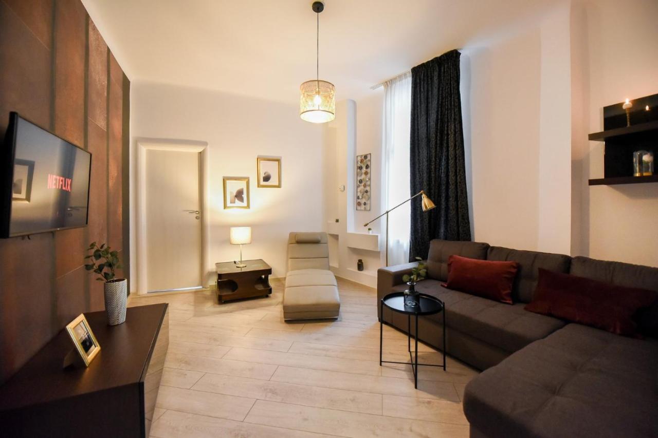 Discover Comfort: Charming & Spacious Apartment In The Old Town Bukarest Kültér fotó
