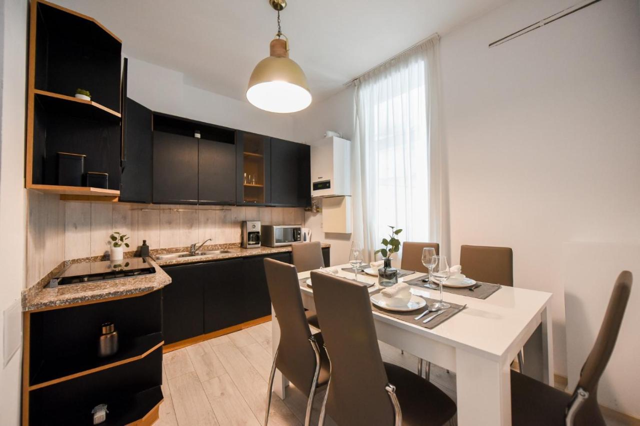 Discover Comfort: Charming & Spacious Apartment In The Old Town Bukarest Kültér fotó