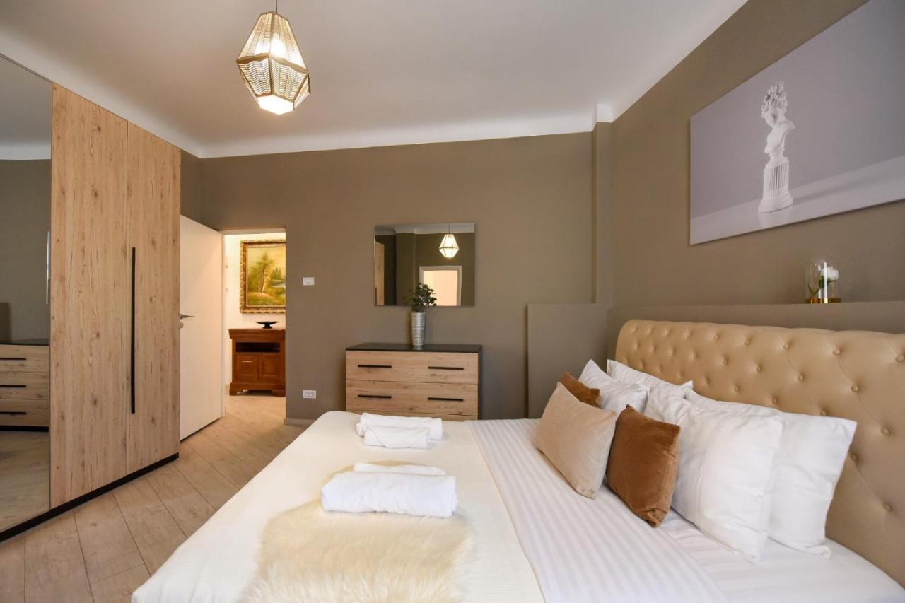 Discover Comfort: Charming & Spacious Apartment In The Old Town Bukarest Kültér fotó